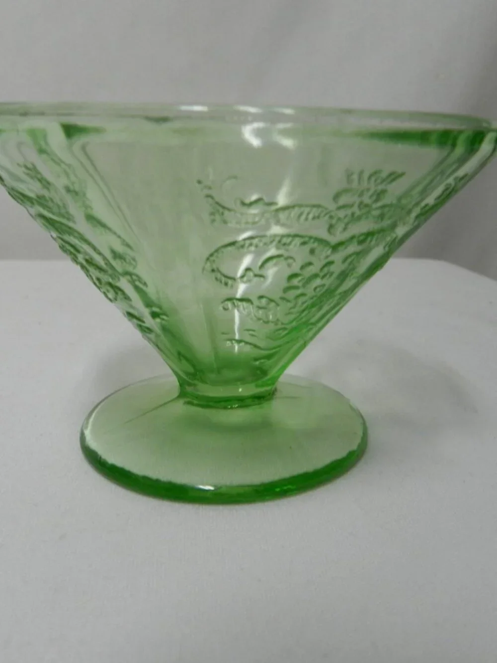 Federal Glass Madrid Vintage Depression Green Cone Shaped Footed bowl Set 4